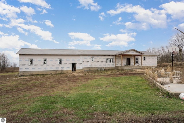 view of front of house featuring a front lawn