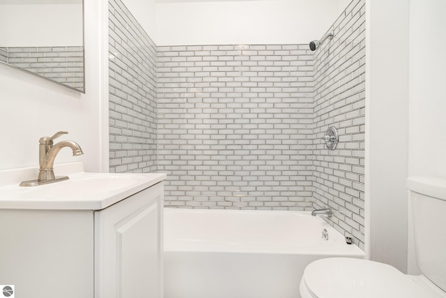 726 Pennsylvania Ave, Alma, MI 48801 - full bathroom with toilet, vanity, and tiled shower / bath combo