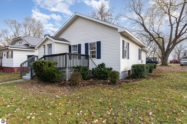726 Pennsylvania Ave, Alma, MI 48801 - view of front facade with a front lawn