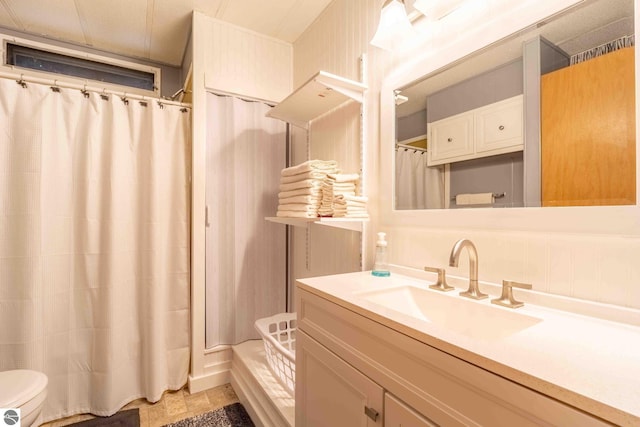 bathroom featuring a shower with shower curtain, vanity, and toilet