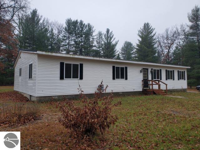 view of front of property with a front lawn