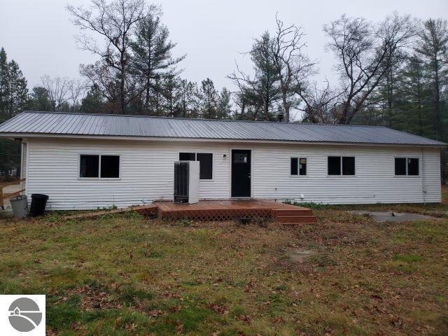 view of front facade featuring a front yard