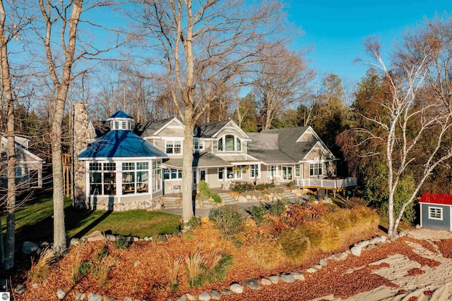 view of front of property featuring a front lawn