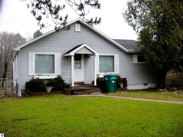 view of front of house featuring a front lawn