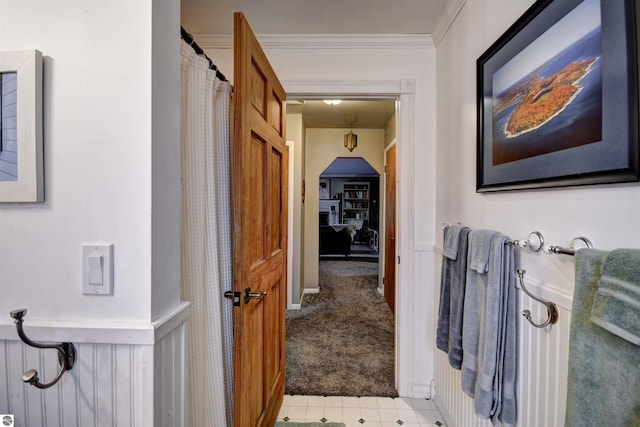 bathroom featuring ornamental molding