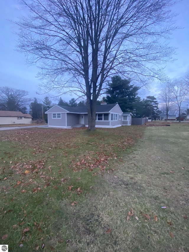 view of front of house featuring a front lawn