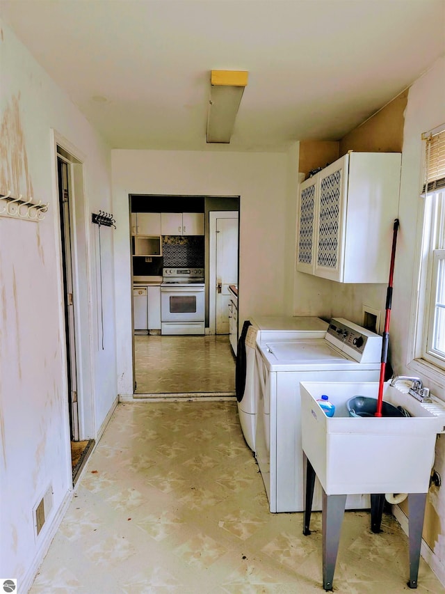 laundry room featuring washing machine and dryer