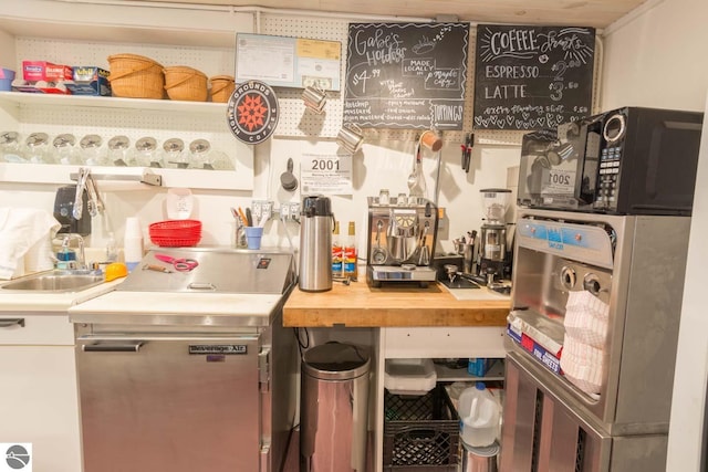 kitchen featuring sink