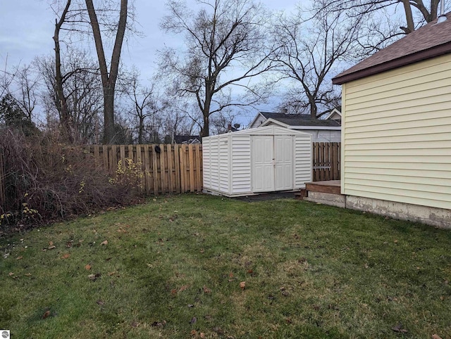 view of yard featuring a storage unit