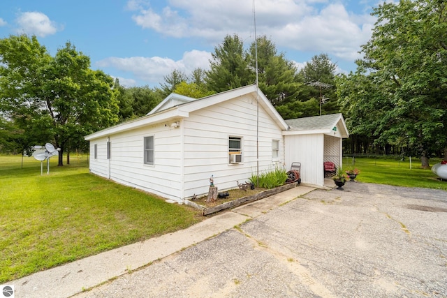 view of side of property featuring a lawn