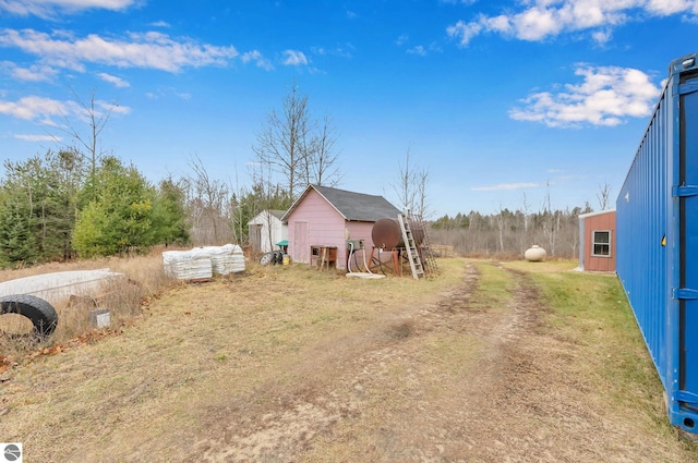 view of yard with an outbuilding