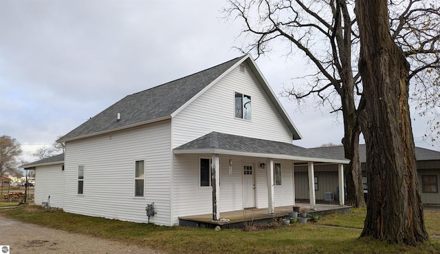 view of front of property featuring a porch and a front yard