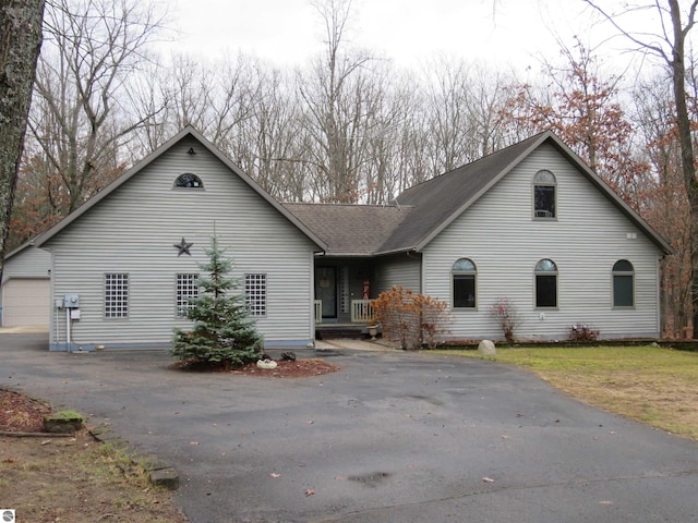 view of front facade featuring a garage