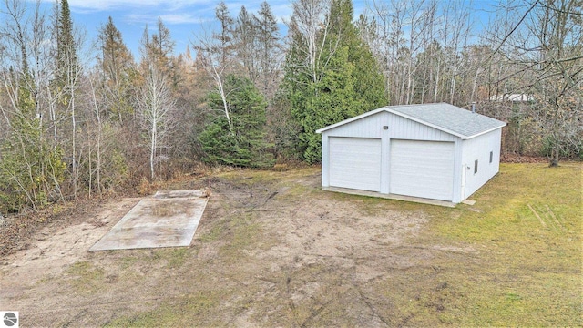 view of yard featuring a garage and an outdoor structure