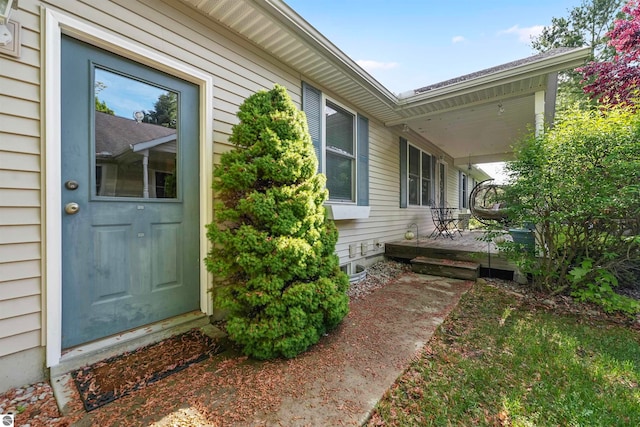 property entrance featuring a porch