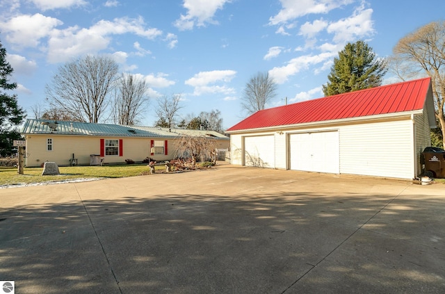 view of front of property featuring a front lawn, an outdoor structure, and a garage