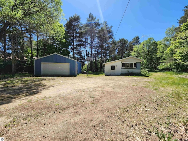 view of yard with a garage and an outdoor structure