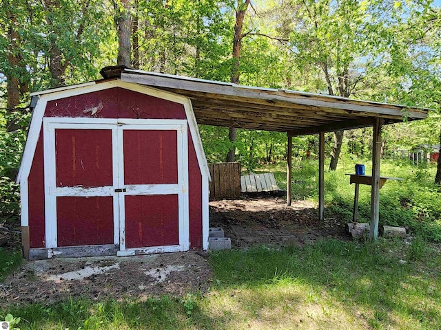 view of outbuilding