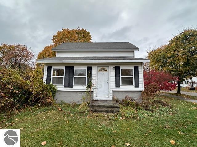 bungalow-style home featuring a front lawn