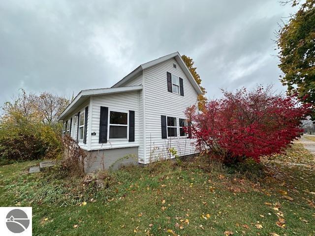 view of side of property featuring a lawn