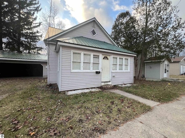 view of front facade featuring a storage unit and a front yard