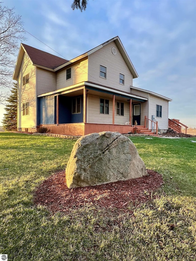 view of front of property featuring a front lawn