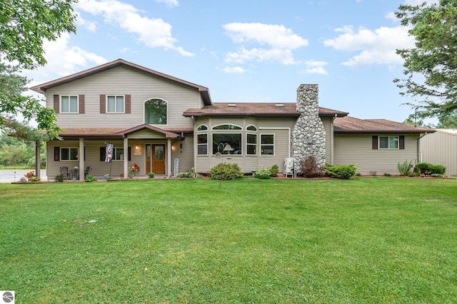 view of front facade featuring a front lawn