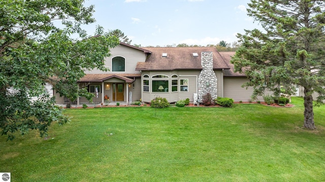 view of front of property featuring a front lawn