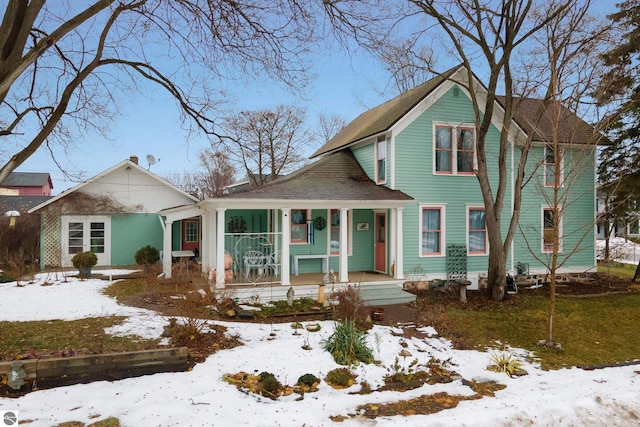 view of front of property featuring a porch and a lawn