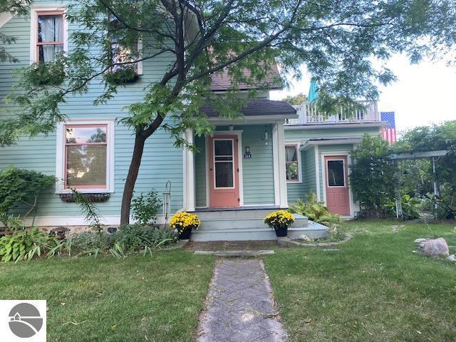 view of front of house featuring a front lawn