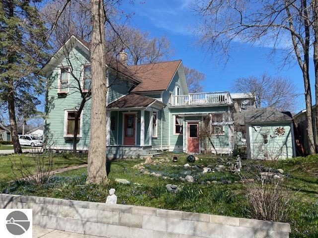 view of front facade featuring a balcony