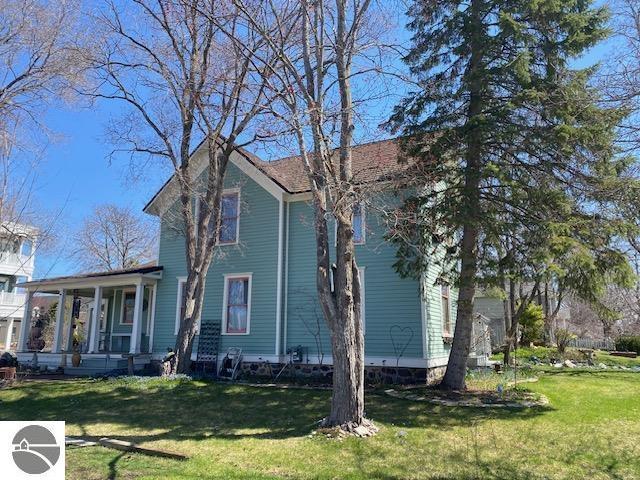 view of front of property featuring a porch and a front yard