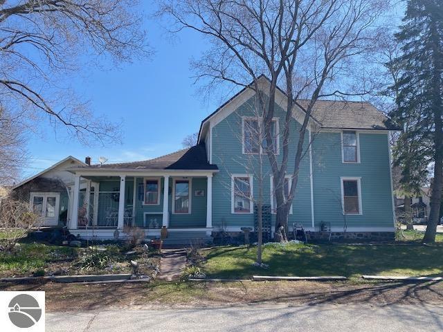 view of front facade featuring a front lawn and a porch