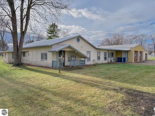 view of front of house featuring a front yard and a garage