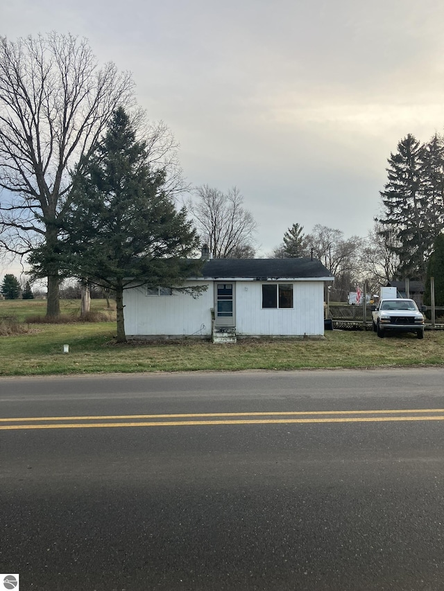 view of front of home featuring a front yard