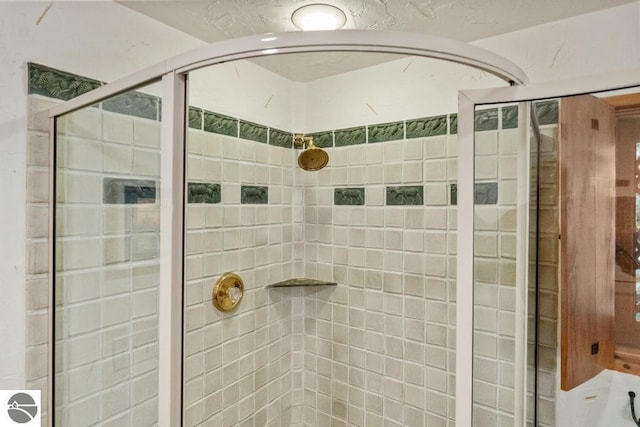 bathroom featuring a tile shower