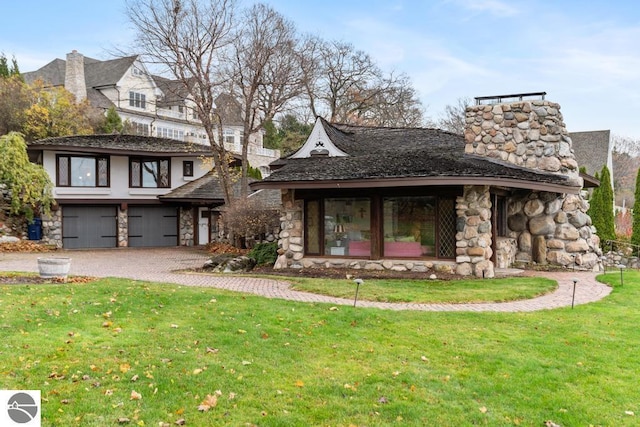 view of front of home featuring a front lawn