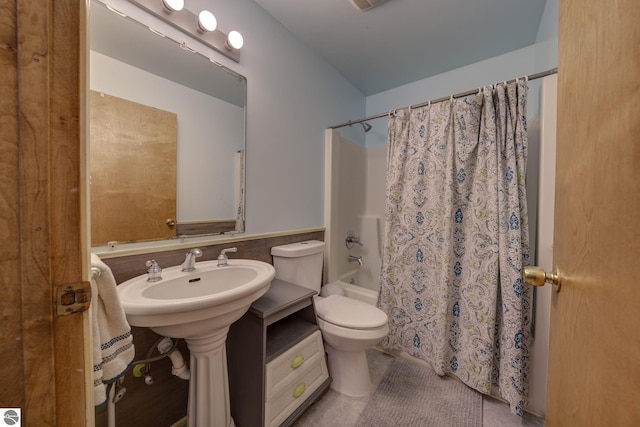 full bathroom featuring tile patterned floors, sink, shower / bath combo, and toilet