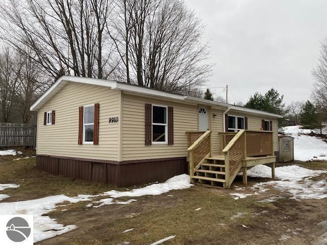 manufactured / mobile home with a wooden deck