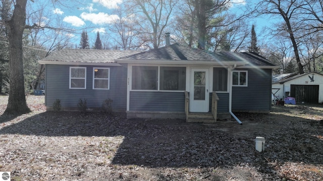 view of front of house featuring an outdoor structure