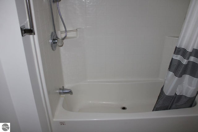 full bath with shower / bath combo with shower curtain