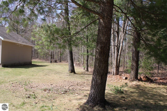 view of yard featuring a forest view