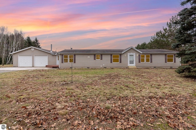 view of front of property featuring a lawn