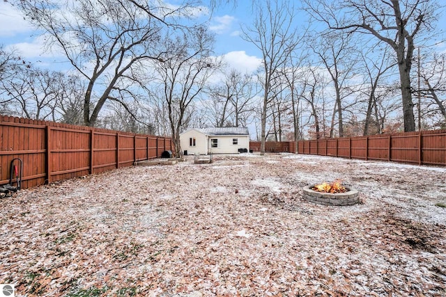 view of yard featuring an outdoor fire pit