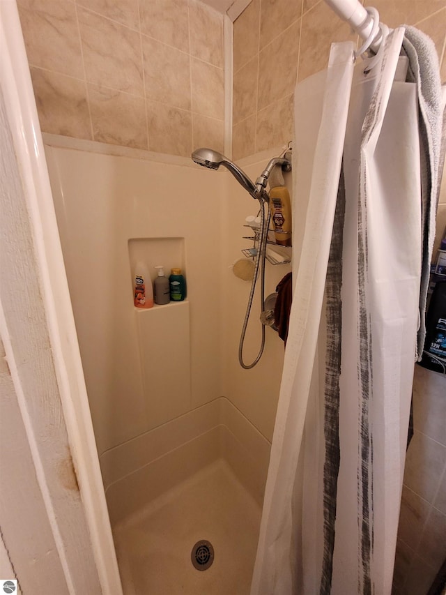 bathroom with curtained shower