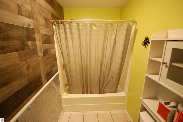 bathroom with shower / bath combo