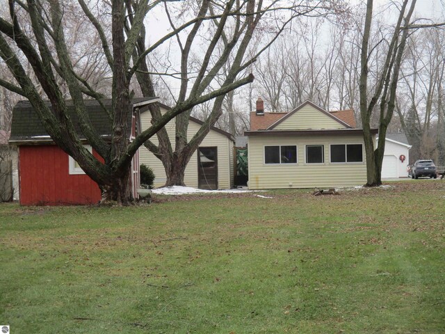 exterior space featuring a lawn