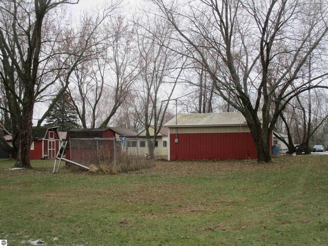 view of yard featuring a shed