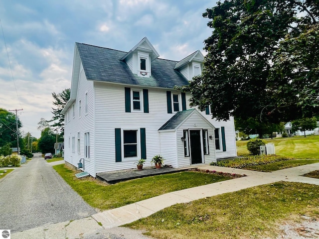 view of front of home featuring a front lawn