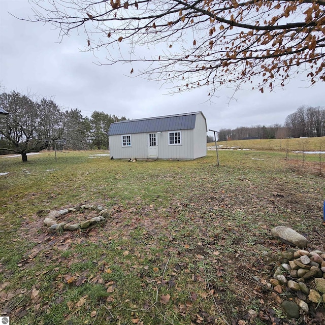 view of yard with an outbuilding and a rural view